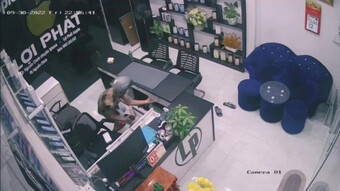 Camera tố 2 tên trộm táo tợn cắt khóa cửa hàng điện thoại trong đêm