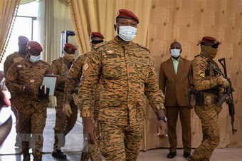 Cựu lãnh đạo chính quyền quân sự Burkina Faso đồng ý từ chức
