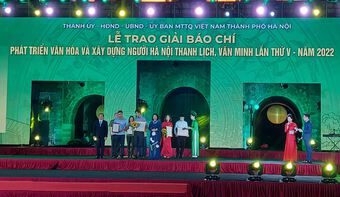 Trao Giải báo chí về Phát triển văn hóa và xây dựng người Hà Nội thanh lịch, văn minh lần thứ V - năm 2022
