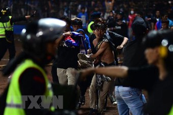 Bạo loạn sân cỏ tại Indonesia: Số người thương vong tiếp tục tăng