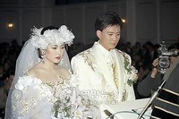 Biết bao đôi ly hôn nhưng 2 cặp sao Hàn này khiến người ta có niềm tin vào tình yêu: Gần 30 năm trôi qua vẫn bên nhau không rời