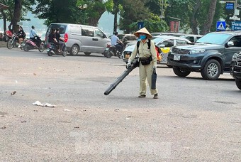 Chuyện lạ ở Hà Nội: Nhân viên vệ sinh "thổi" bụi, rác mù trời