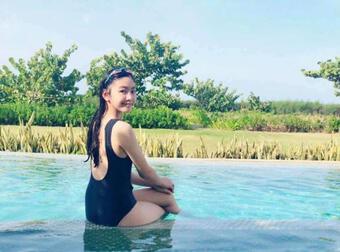 2 cô con gái Quyền Linh hiếm hoi thả dáng với đồ tắm ở biển