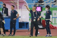 Futsal Việt Nam vào tứ kết châu Á; Thầy Park đàm phán hợp đồng mới