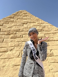 Á hậu Bảo Ngọc đội khăn rằn đến thăm Kim tự tháp Ai Cập