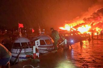 NÓNG: Hàng loạt ca nô bốc cháy dữ dội ở biển Cửa Đại