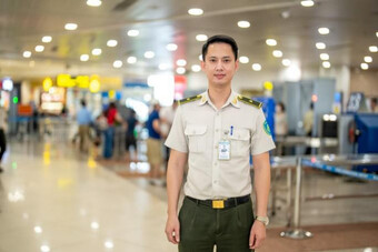 "Cầm nhầm" đồng hồ ở Nội Bài, bay vào Tân Sơn Nhất vẫn không thoát