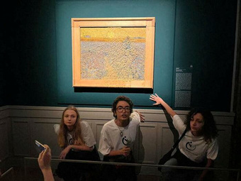 Tranh của Vincent van Gogh bị tạt xúp