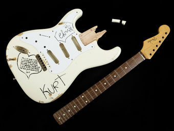 Đấu giá cây guitar bị đập nát của huyền thoại Kurt Cobain