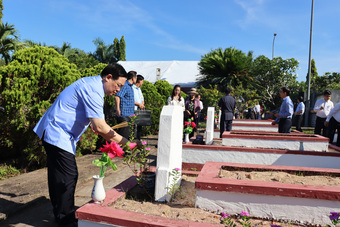 Chủ tịch Quốc hội Vương Đình Huệ dâng hương liệt sĩ, thăm khu lưu niệm cố Thủ tướng Phạm Văn Đồng