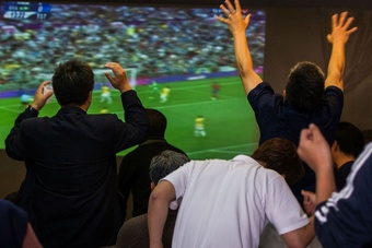 Sắm máy chiếu, TV màn hình lớn để xem World Cup