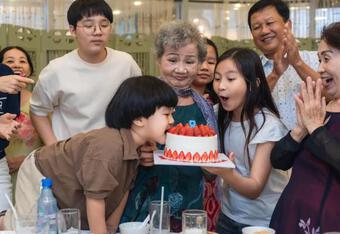 Hoàng Bách bí mật tổ chức sinh nhật sớm cho mẹ nào ngờ bị người thân ''bán đứng''