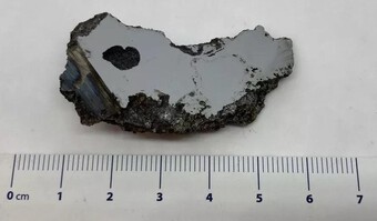 Hai khoáng chất chưa từng thấy trên Trái đất được tìm thấy bên trong thiên thạch nặng 15 tấn