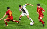 Tả xung hữu đột + 13 lần qua người, Flick đã đúng về ''Messi nước Đức''