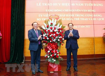 Trao huy hiệu 40 năm tuổi đảng cho Bộ trưởng Nguyễn Văn Hùng