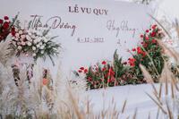 Không gian tiệc cưới hỏi tràn ngập hoa tươi của cầu thủ Huy Hùng và vợ hot girl