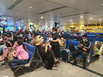 Nhiều chuyến bay phải bay vòng trước khi hạ cánh sân bay Tân Sơn Nhất do mưa lớn