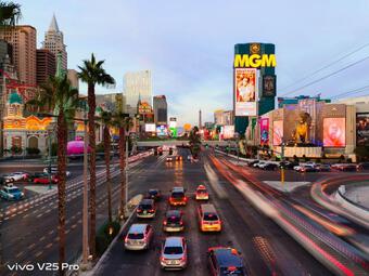 Ngắm một Las Vegas đầy màu sắc qua ống kính của vivo V25 Pro