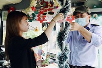 Một chuyến xe buýt ngập tràn Giáng sinh ở TP.HCM: Bác tài tự bỏ tiền trang trí, đặt quà tặng hành khách