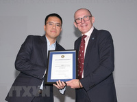 Nhà khoa học Việt Nam đầu tiên nhận giải thưởng của Hiệp hội Hàng không Hoàng gia Anh