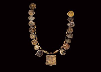Xây nhà, phát hiện báu vật vô giá và "bóng ma" nữ quý tộc 1.300 tuổi