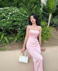 "Hot girl tạp hoá hot nhất Thanh Hoá" mặc váy lụa dính người đẹp nuột nà phát mê