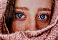 Sự thật về đôi mắt màu xanh ''gây sốt''