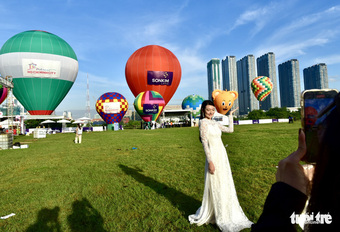 Một góc thành phố rực rỡ trong Ngày hội Khinh khí cầu