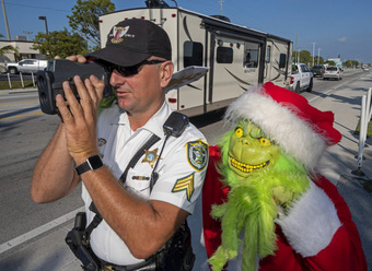 Cảnh sát hóa trang thành ‘kẻ cắp Giáng sinh’ phạt xe tranh giải… lư hương vàng