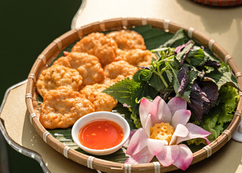 Ẩm thực Việt tiêu biểu 2022 gọi tên cơm hến, chả mực Hạ Long, cơm lam gà nướng