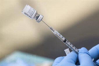 COVID-19: Mũi vaccine tăng cường giúp giảm tỷ lệ nhập viện ở người già