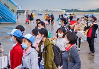 Hơn 100 bà con lao động nghèo từ phía Nam được về quê đón Tết trên chuyến bay đặc biệt