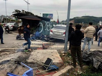 Quảng Ninh: Ôtô lao thẳng vào 5 người đang ngồi sưởi ấm bên đường