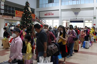 Nhà ga, bến xe tại TP Hồ Chí Minh nhộn nhịp khách về quê đón Tết