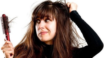 6 sai lầm khiến tóc ngày càng rụng nhiều