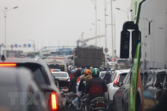 [Photo] Cầu Vĩnh Tuy ùn tắc kéo dài gần 2km trong ngày 28 Tết