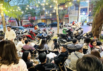 Mùng 2 Tết, quán cà phê, hàng ăn ở Hà Nội đông kín khách