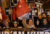 Thổ Nhĩ Kỳ triệu đại sứ, phản đối hành động xé kinh Koran tại Hà Lan