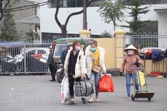 Ngày cuối kỳ nghỉ Tết: Người dân lỉnh kỉnh đồ đạc trở lại Thủ đô
