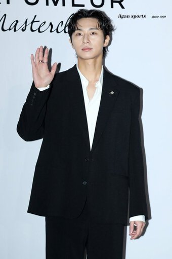 Sao Hàn đổ bộ sự kiện Chanel: Miyeon - Gaeul đọ sắc bất phân thắng bại, Park Seo Joon khác lạ với kiểu tóc mới