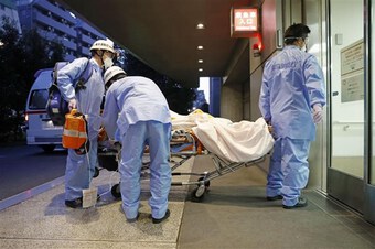 Các chuyên gia y tế Nhật Bản nhất trí hạ cấp dịch COVID-19