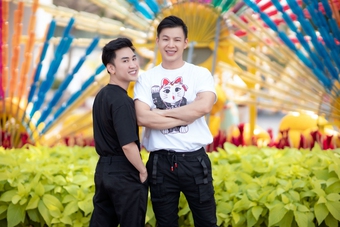 Don Nguyễn và bạn trai Thanh Tú tình tứ đón năm mới