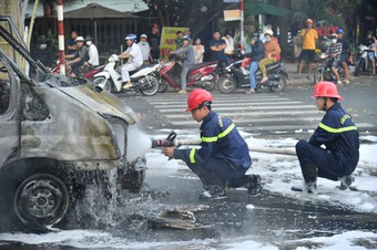 Ô tô 16 chỗ bất ngờ bốc cháy ngùn ngụt khi đang lưu thông