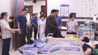 Lật xe khách trên đèo ở Phú Thọ, 10 người bị thương
