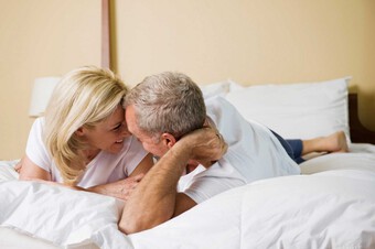 Sức khỏe t.ình d.ục sau tuổi 50: Chồng hừng hực khí thế, vợ né ‘chuyện yêu’