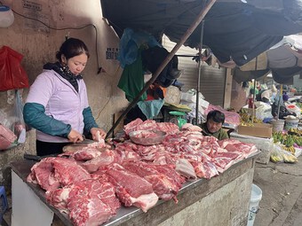 Hà Nội: Nhộn nhịp thị trường thực phẩm cúng dịp Rằm tháng Giêng
