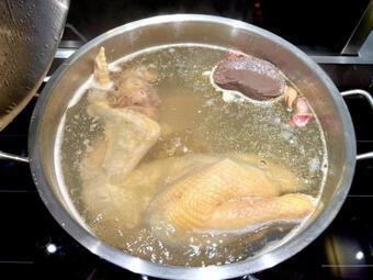 Vẫn còn thịt gà sau Tết, làm ngay món phở gà siêu ngon với công thức nấu nước dùng ngọt thơm