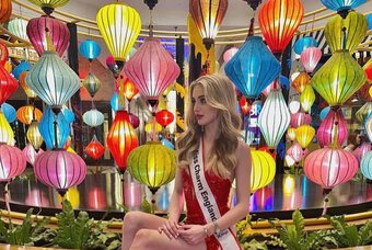 Cộng đồng mạng ''cười xỉu'' với loạt ảnh check-in Việt Nam độc lạ của thí sinh Miss Charm người Anh