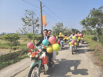 Đám cưới rước dâu bằng hàng chục xe Cub ở Hà Tĩnh ''gây sốt''