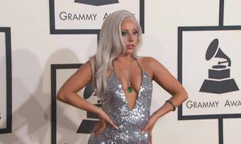 Những bộ đầm tôn ngực ấn tượng ở Grammy